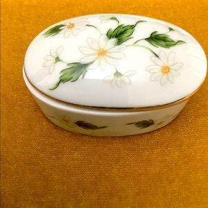 Vintage 1983 Lefton China Hand Painted Daisy Flowers Trinket Box Numbered 034.